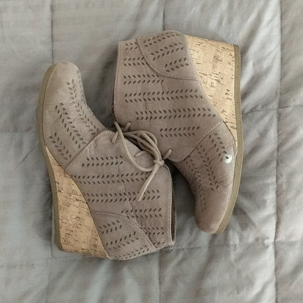 Maurices- Light Taupe Wedge- Size 9